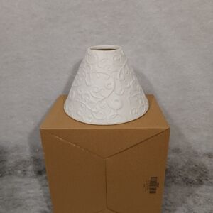 Scrolling shade for candles